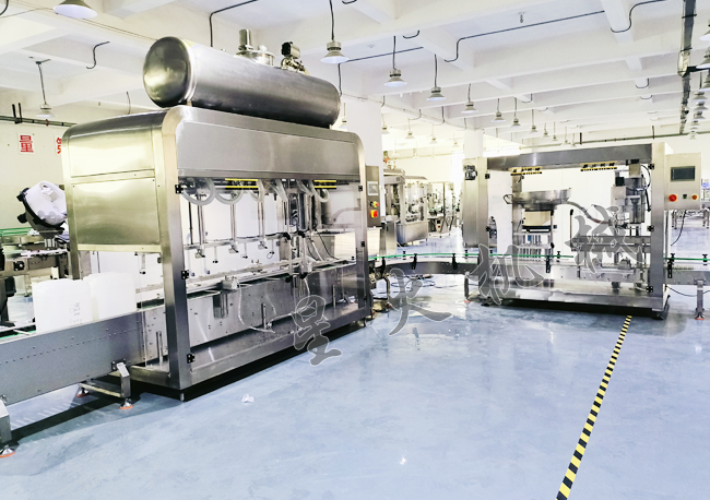 星火稱重灌裝壓塞旋蓋流水線實(shí)拍展示