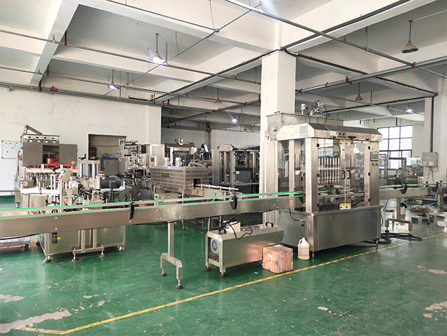 醬料灌裝流水線生產(chǎn)設(shè)備展示