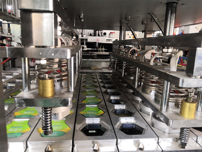 料理包包裝生產(chǎn)線細節(jié)展示