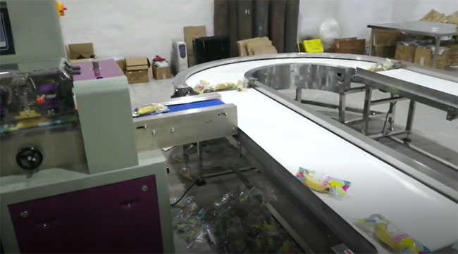 中央廚房配餐水果枕式包裝生產(chǎn)線實(shí)拍